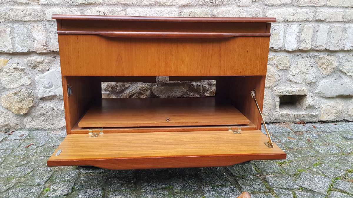 Vintažinė mid century riešutmedž TV/audio spintelė - nuotraukos Nr. 6