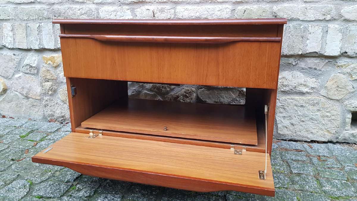Vintažinė mid century riešutmedž TV/audio spintelė - nuotraukos Nr. 10