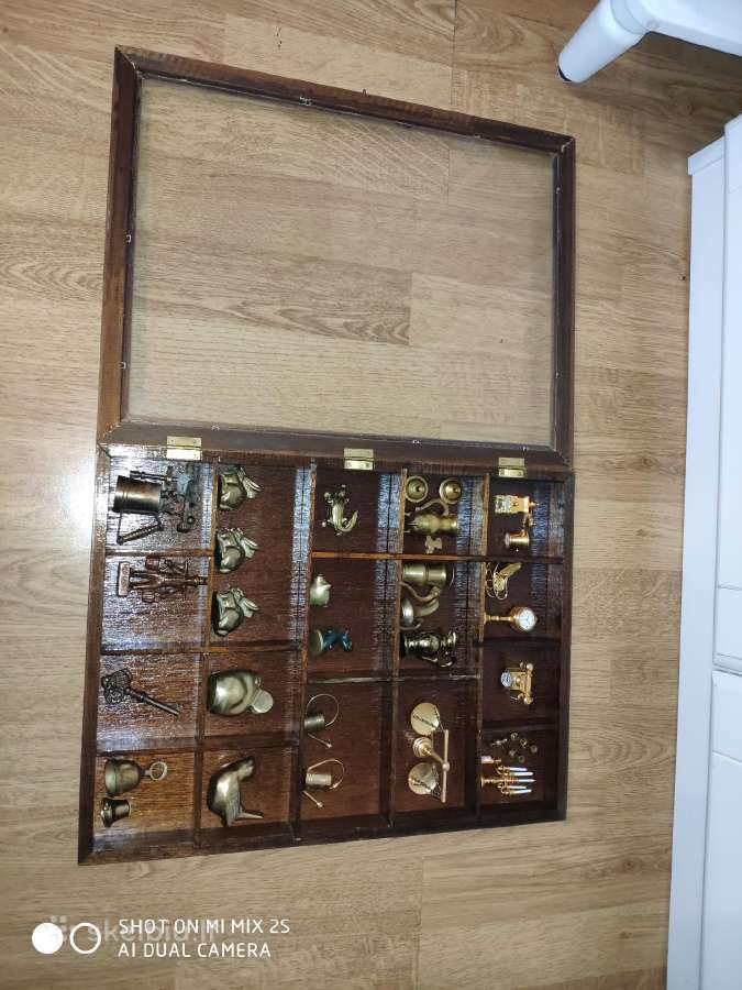 Kolekcinės miniatūros su pakabinama lentynėle