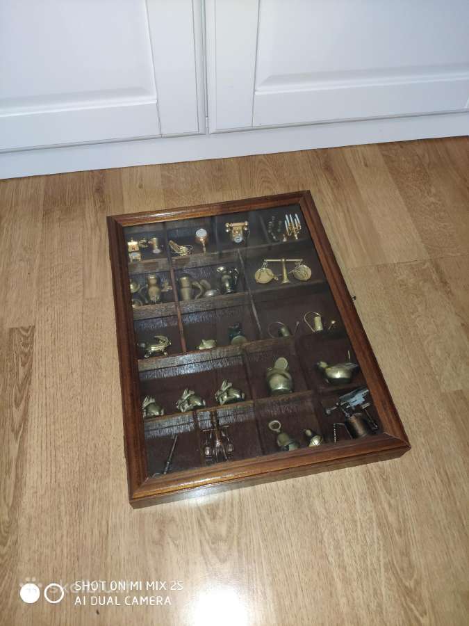 Kolekcinės miniatūros su pakabinama lentynėle - nuotraukos Nr. 3