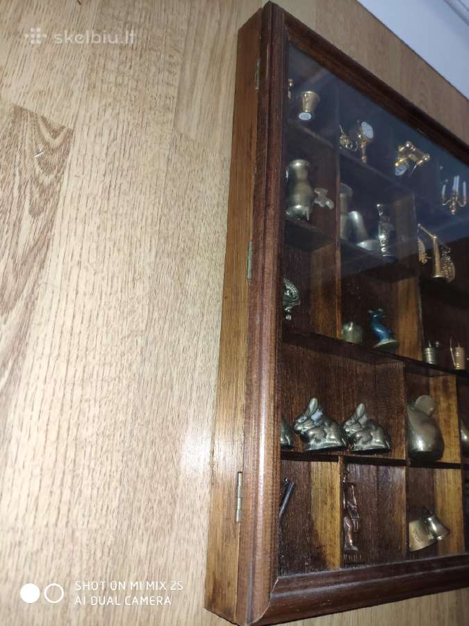Kolekcinės miniatūros su pakabinama lentynėle - nuotraukos Nr. 6