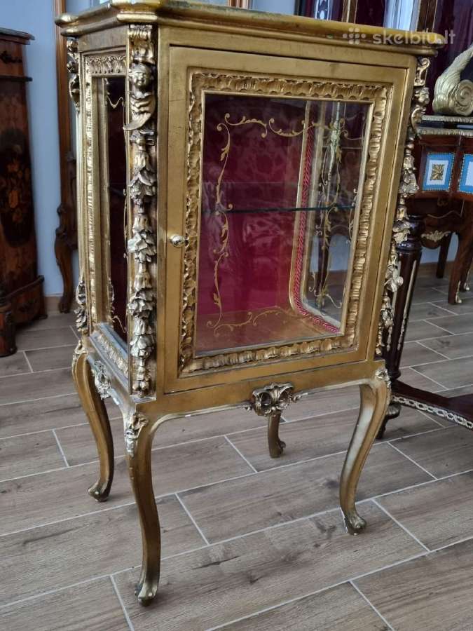 Graži komoda Ranku piešinis Italija