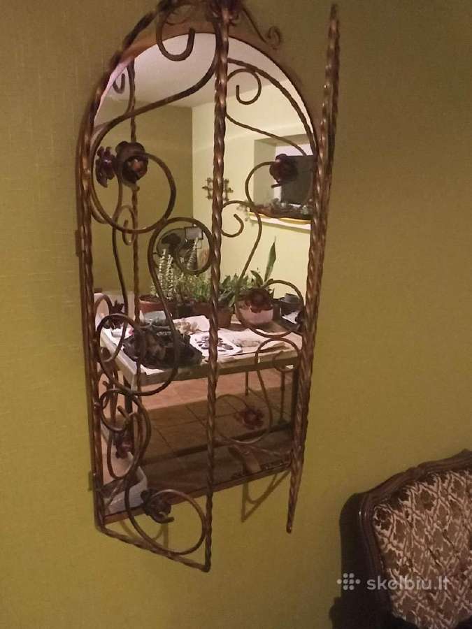 Didelis metalinis veidrodis su uždaromais rėmais