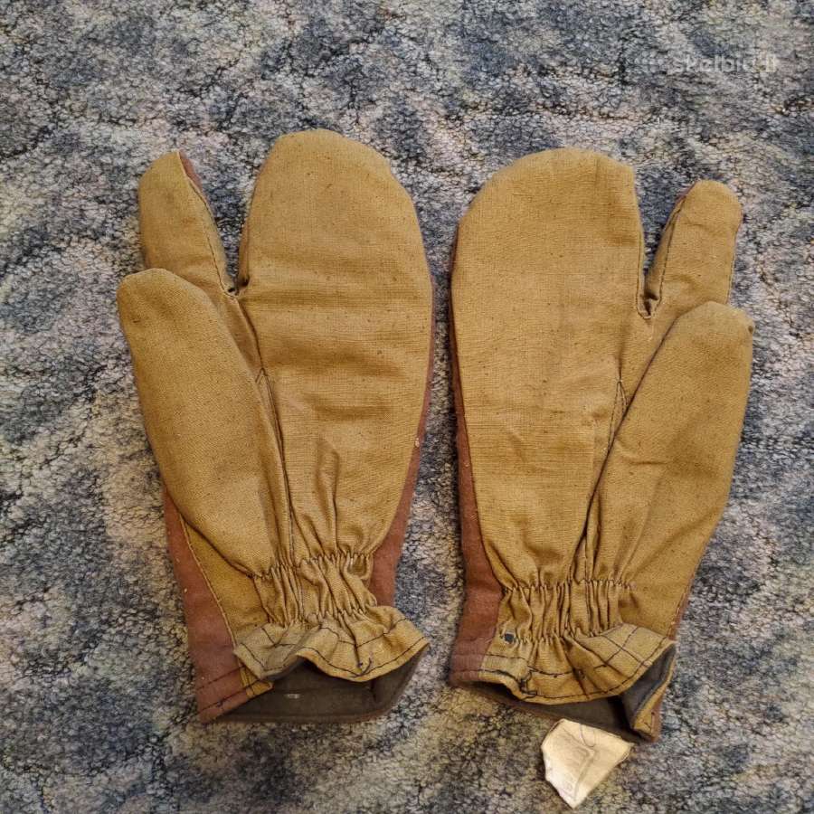 Sovietinio kario pirštinės.