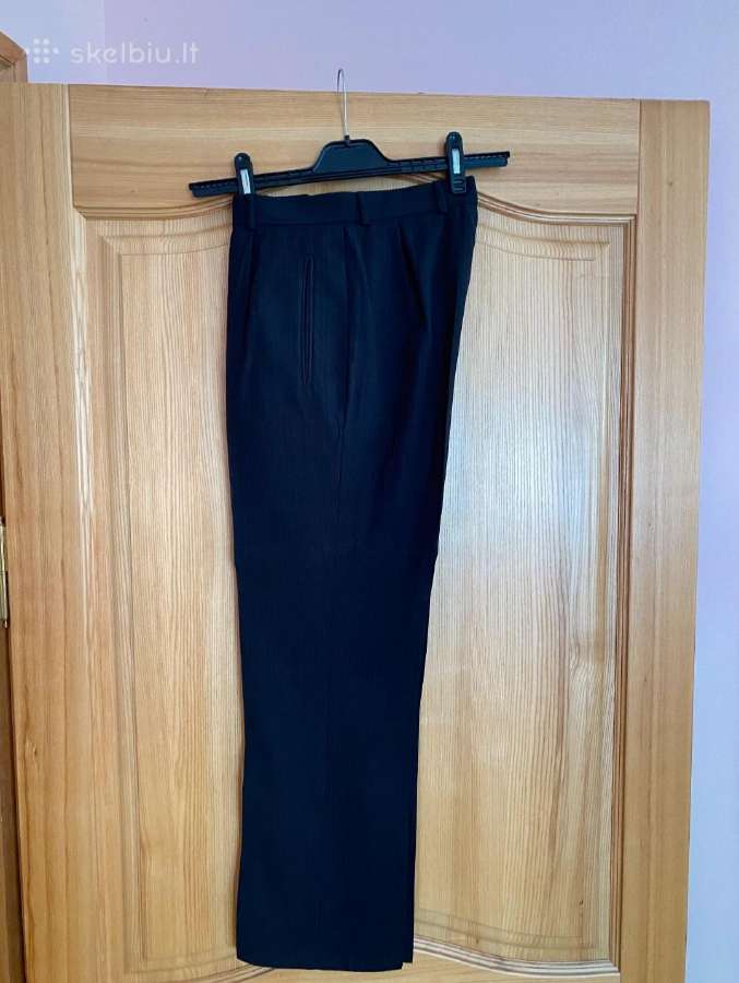 Juodas lengvai dryžuotas kostiumas - nuotraukos Nr. 4