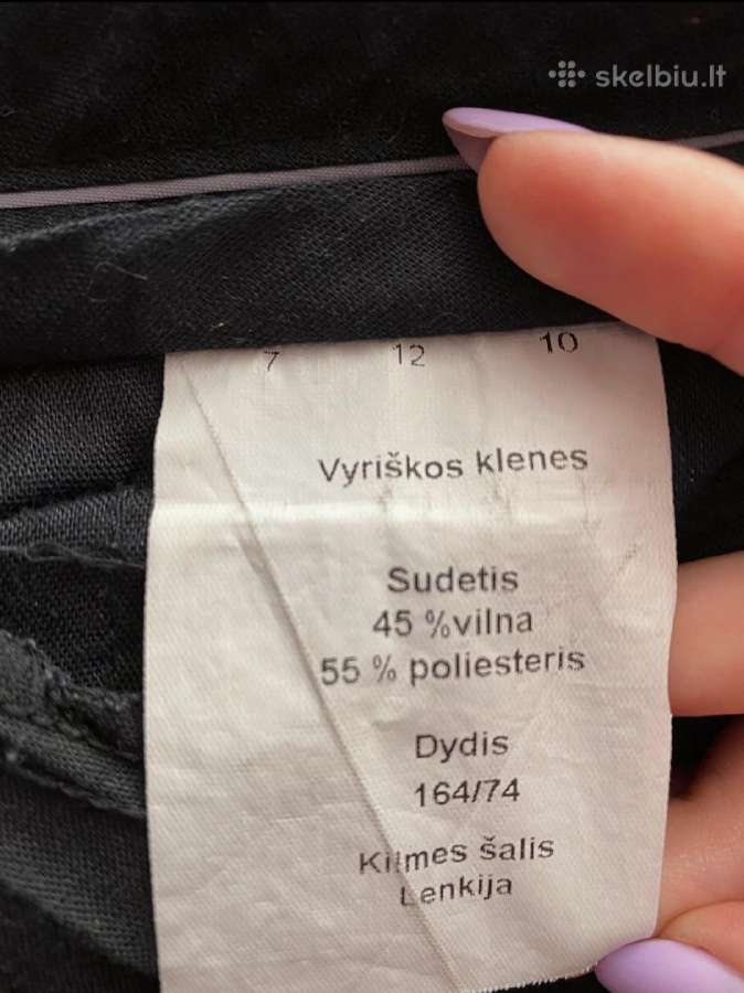 Juodas lengvai dryžuotas kostiumas - nuotraukos Nr. 8