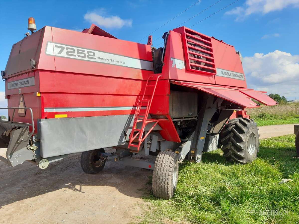Kombainas Massey Ferguson 7252 ardomas dalimis