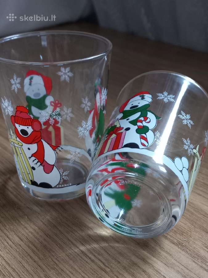 Dvi stiklinaitės