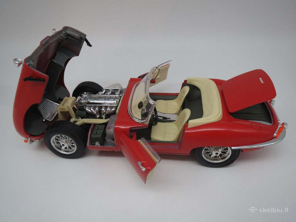 Jaguar E type modelis 1/18 atsidaro visos dalys