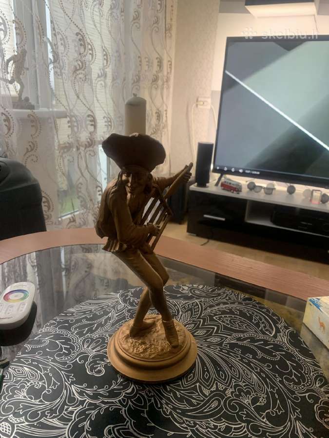 Aukso spalvos statulele - nuotraukos Nr. 2
