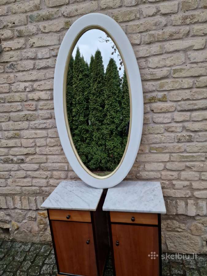 Vintažinis didelis ovalus veidrodis medžio rėme.