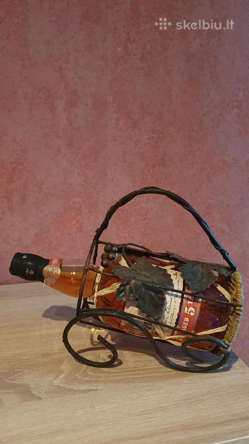 Vintazinis ranku darbo stovas buteliui