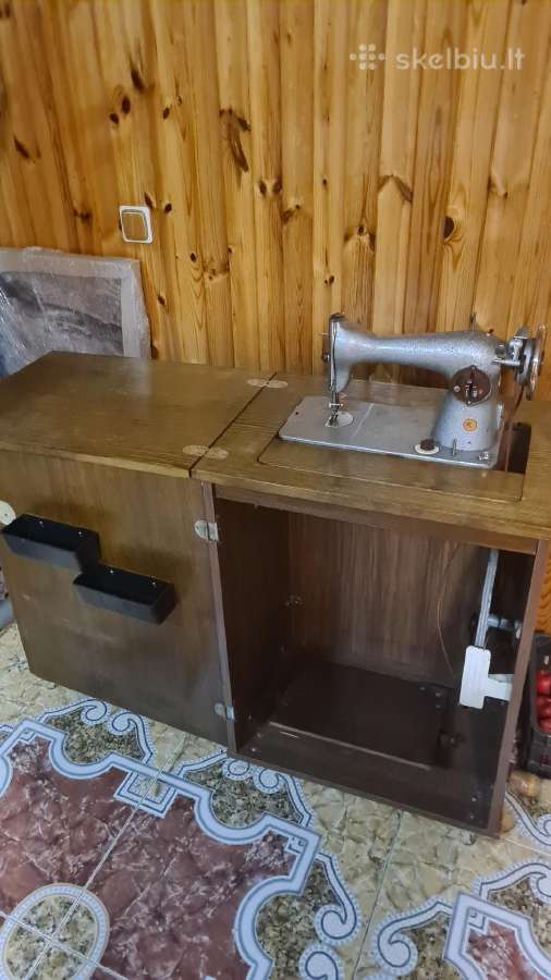 Siuvimo mašina su stalu