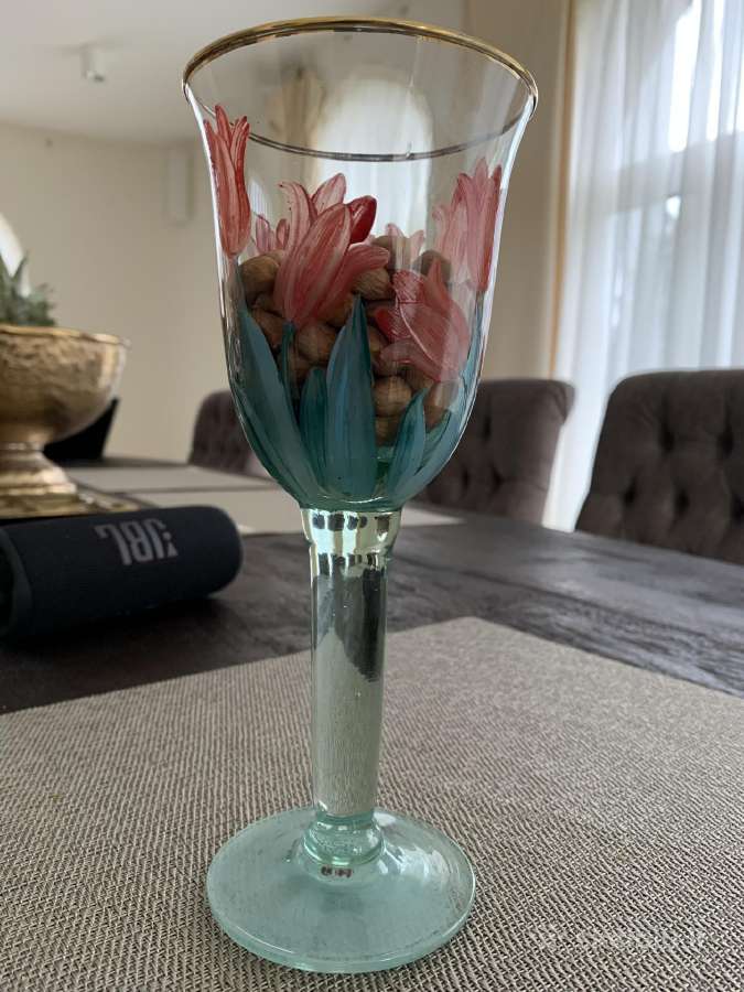 Vaza taurė riešutam, žvakei su tulpėmis