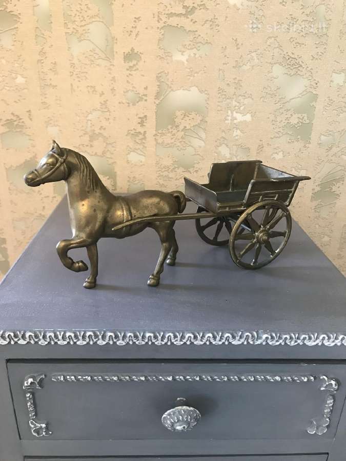 Dekoratyvinė figūra arklys su vežimu