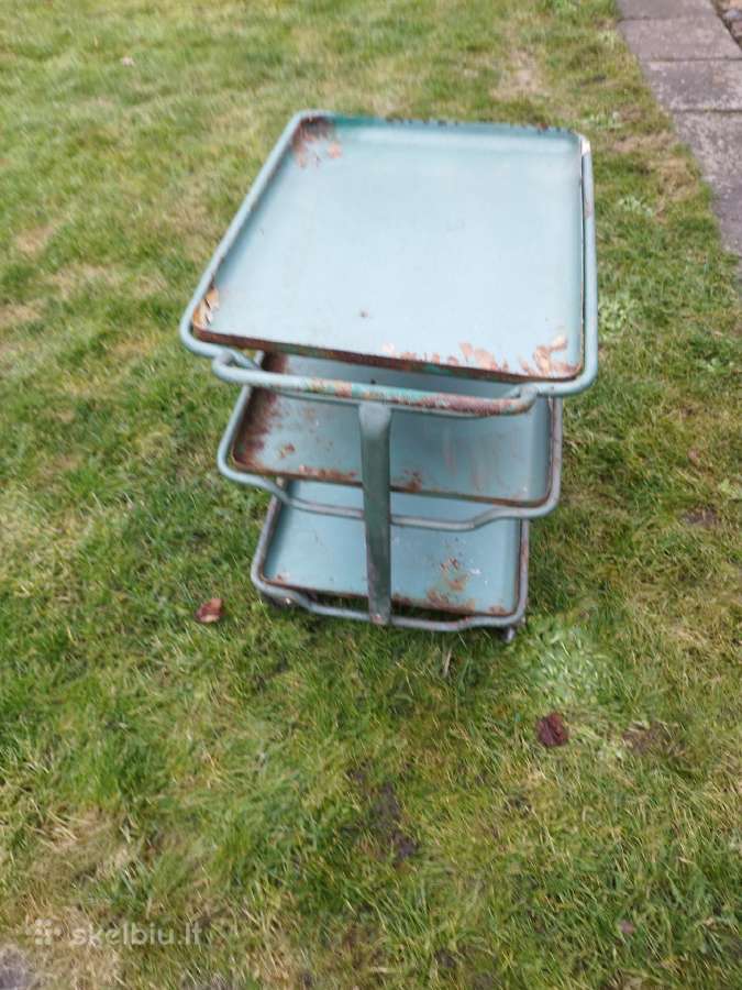 Sovietinio vaistininko stalelis ant ratų