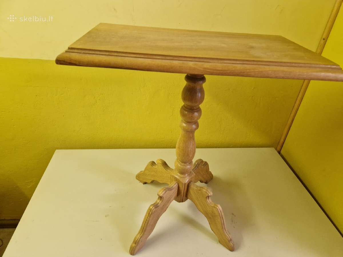 Ąžuolinis staliukas radiolai, gėlėms ir pan.