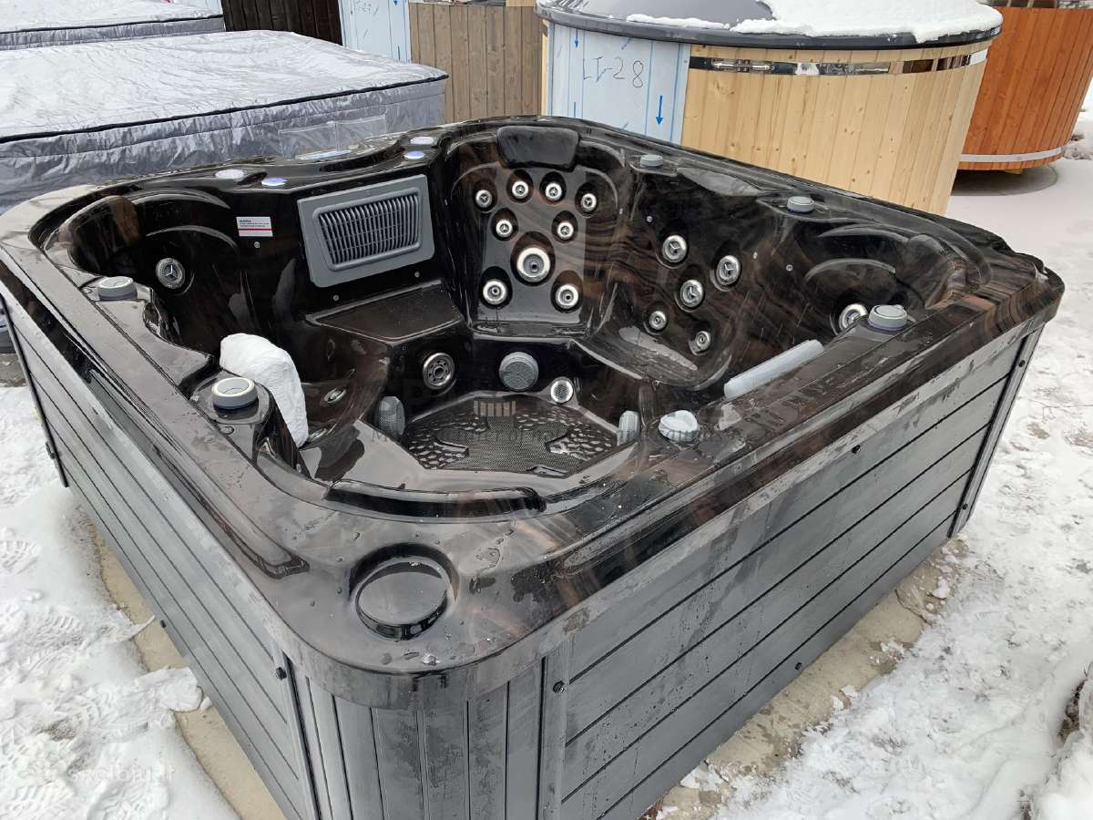 Amerikietiški Jacuzzi ir sukūrinės vonios, kubilai