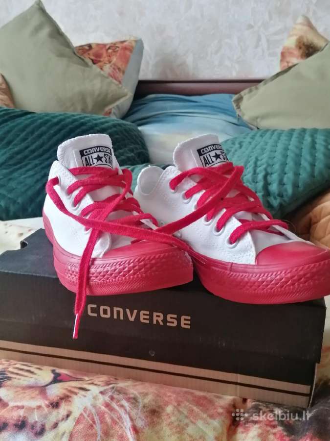 Converse sportbačiai.