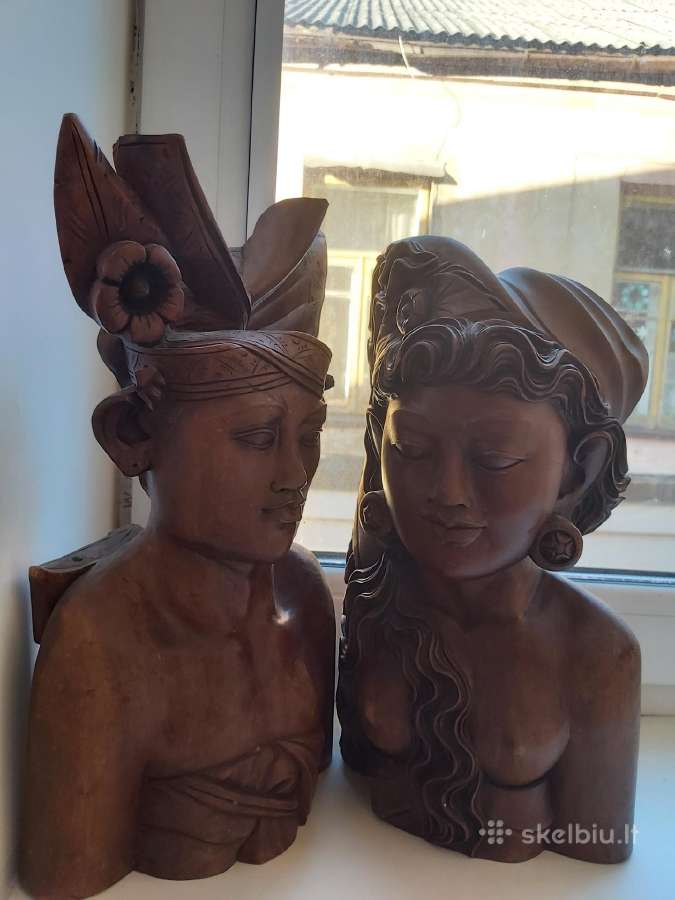 Masyvios medinės statulos