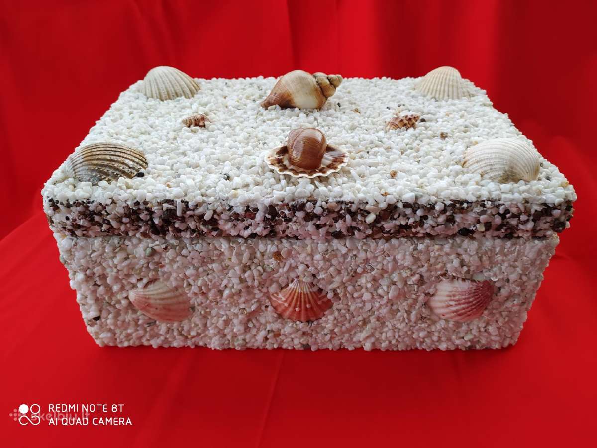 Parduodu rankų darbo dėžutę