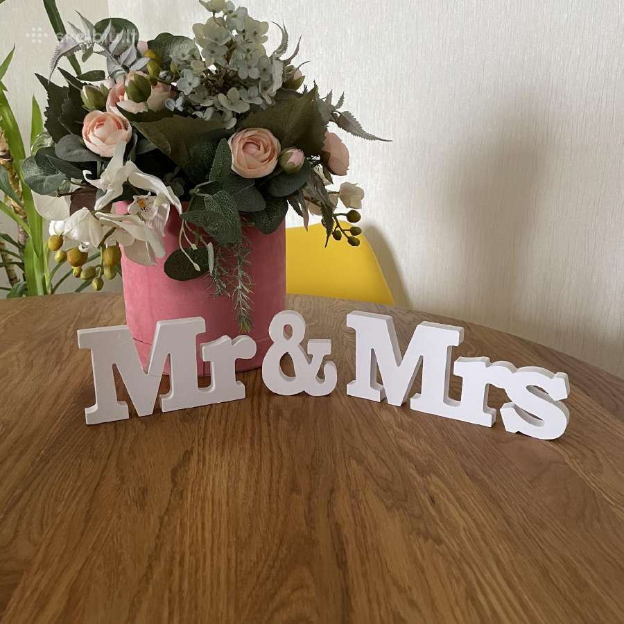 Pastatomos raidės ponia ir ponas Mr & Mrs