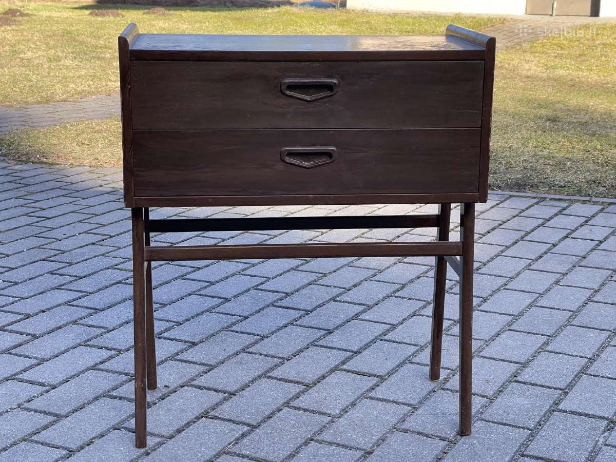 Mid century laikmecio tikmedzio komodele