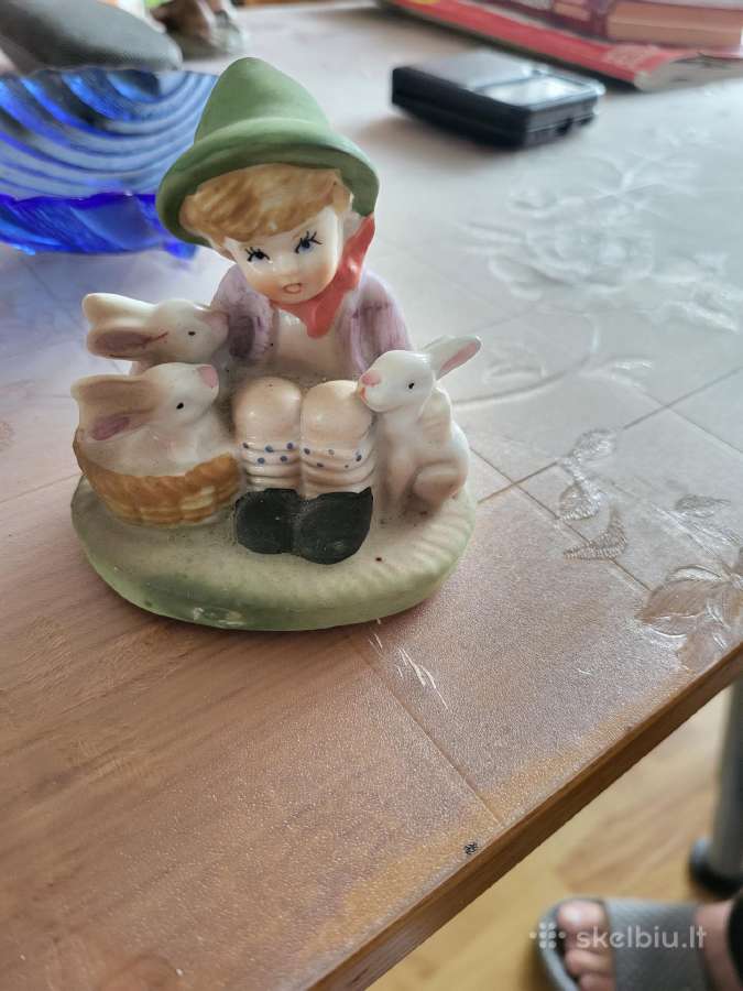 Figurėlė berniukas ir zuikiai,kaip tik velykom!