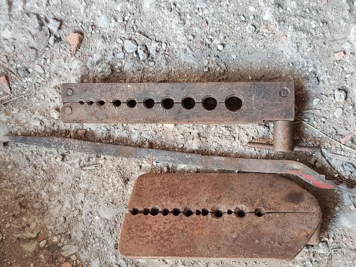 Metalo spaustuvės, garažo valymas