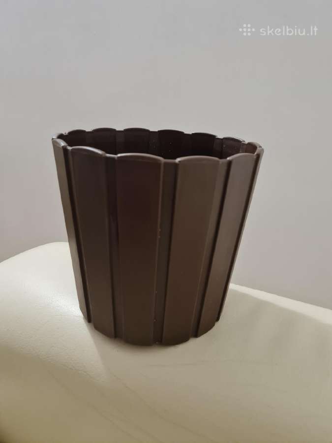Rudos spalvos plastikiniai vazonai