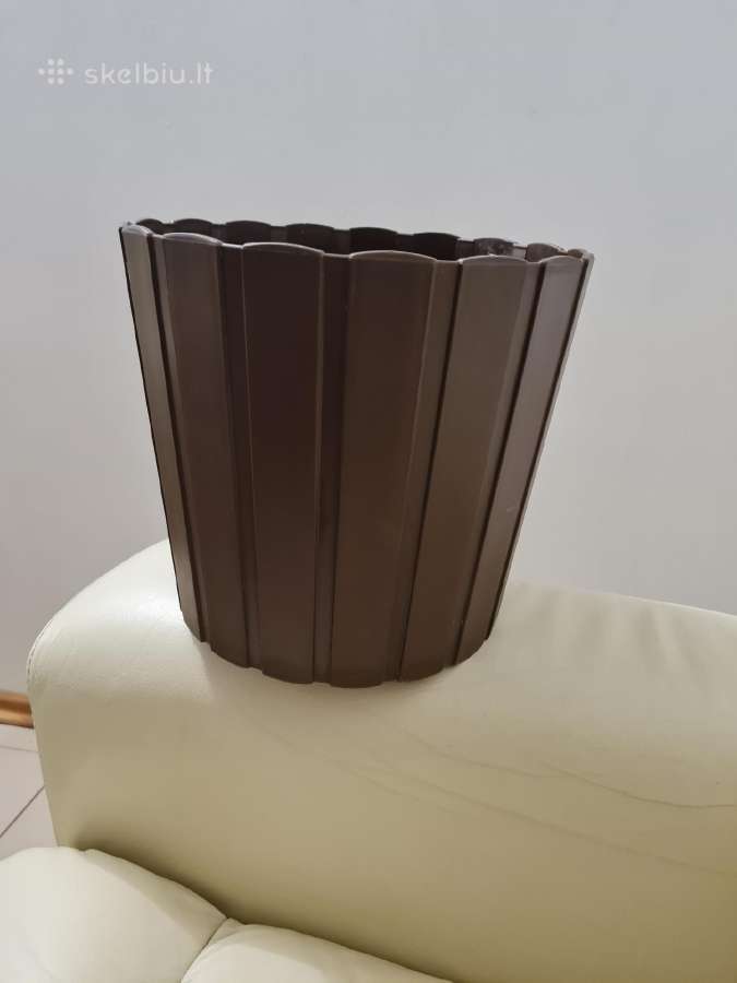Rudos spalvos plastikiniai vazonai