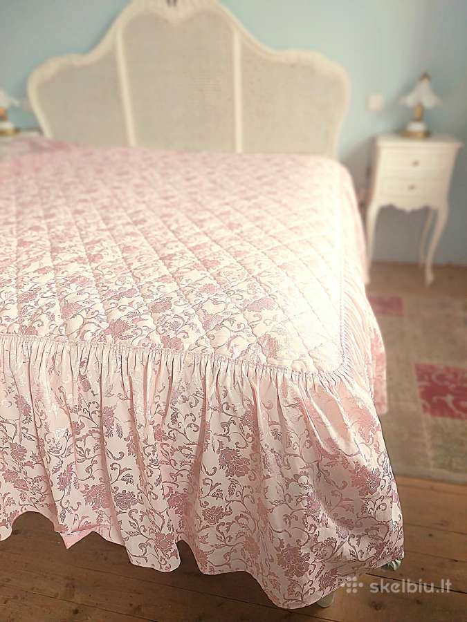 Švelniai rožinės spalvos lovatiesė dvigulei lovai