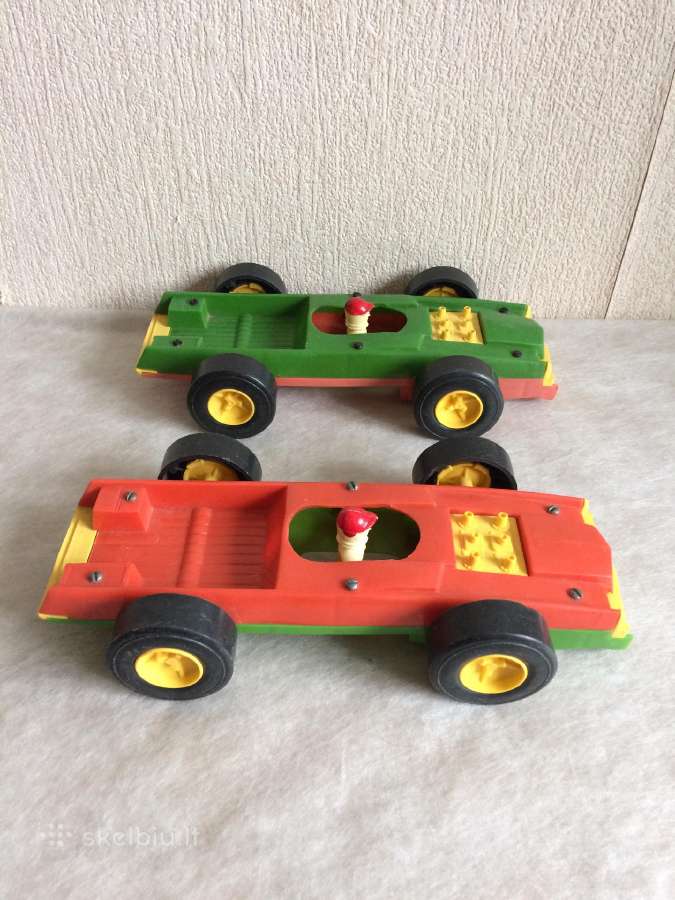 Tarybinio periodo žaisliniai auto modeliai.
