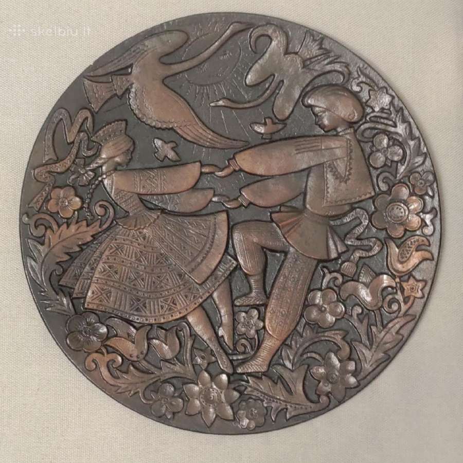 Kauno dailės didelė, metalinė lėkštė. (Bareljefas)