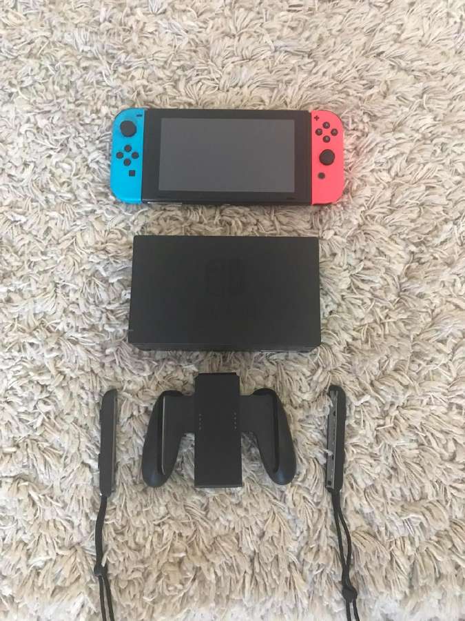 Parduodamas Nintendo Switch su aksesuarais