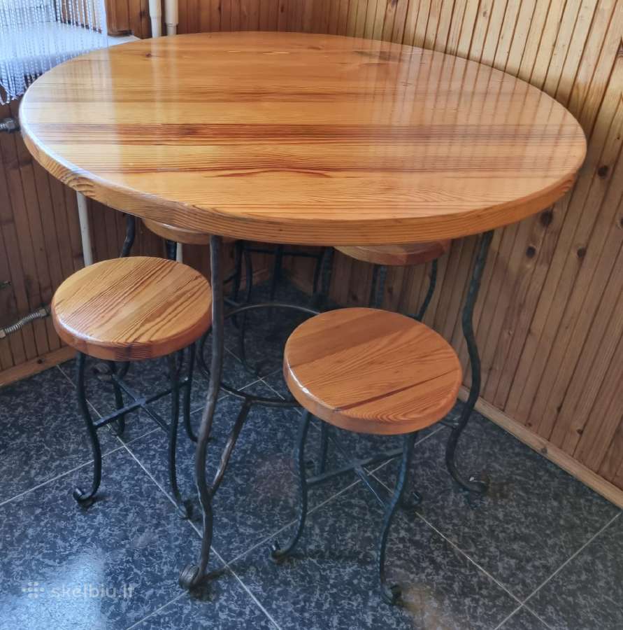 Kalviškas stalas su kėdėmis