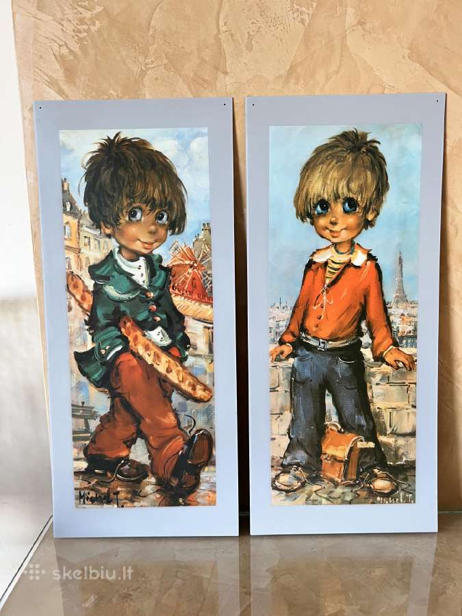 2 paveiksliukai ant plastiko. 48cm- 21cm