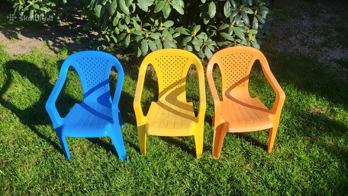 3 skirtingų spalvų kėdutės iš viso 10 €