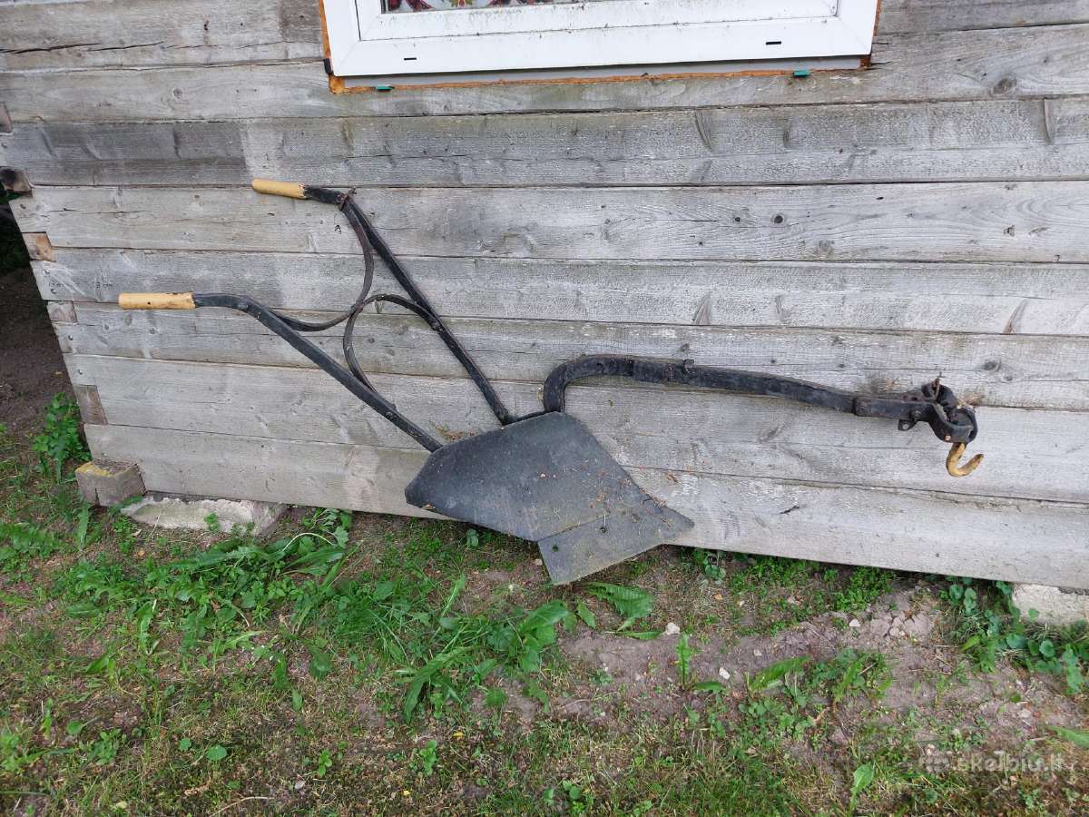 Senovinis arklinis rankinis metalo plūgas