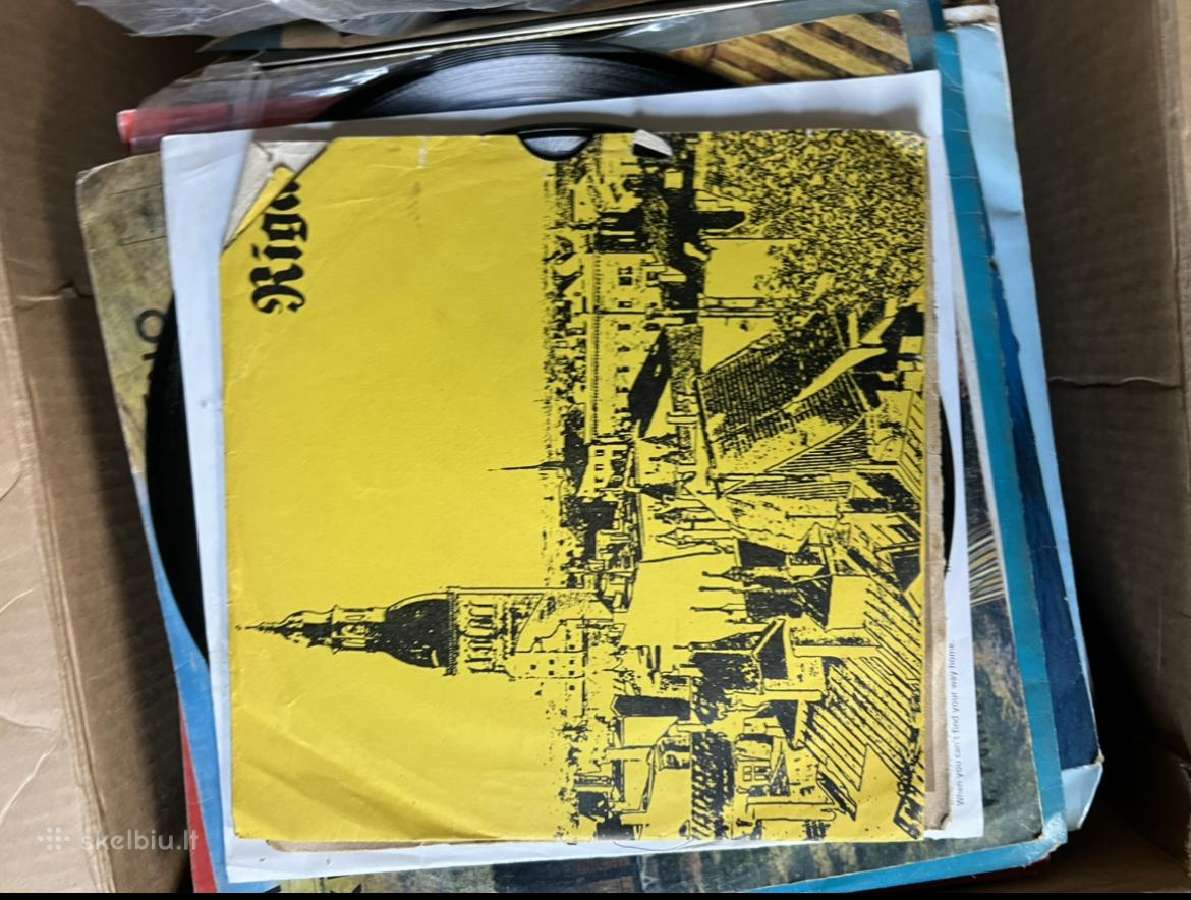 Vinilas daug ploksteliu.