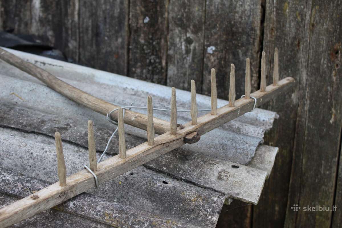 Antikvarinis senas medinis grėblys šienui grėbti