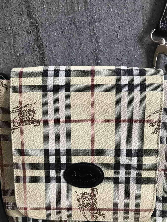 Nedidelis Burberry rankinukas