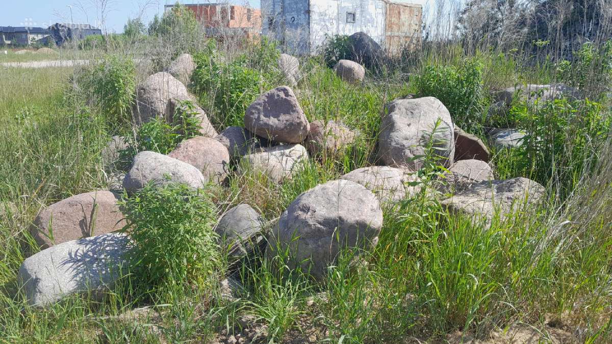 Akmenys , rieduliai