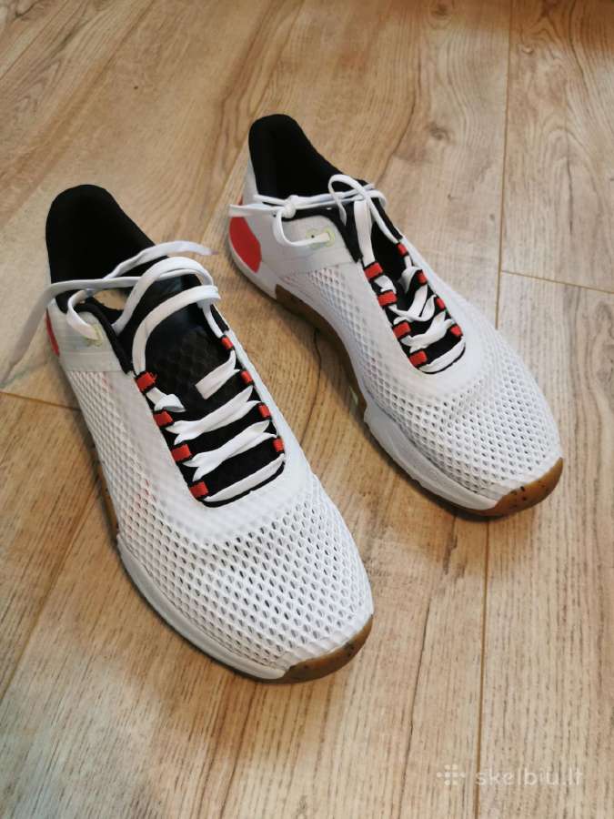 Nauji Under Armour vyriški kedai. 45,5.