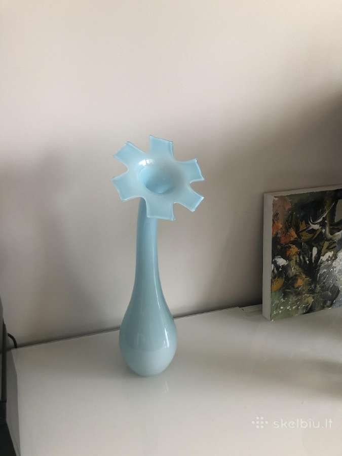 Melsvo stiklo vaza 46 cm aukščio