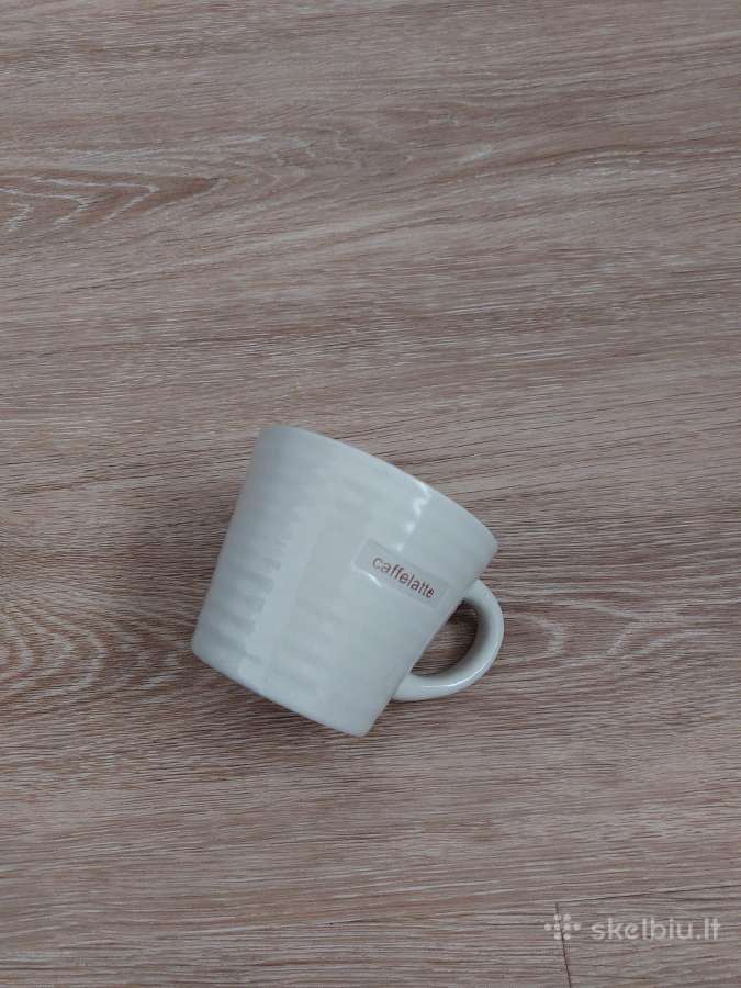 Latte kavos puodelis