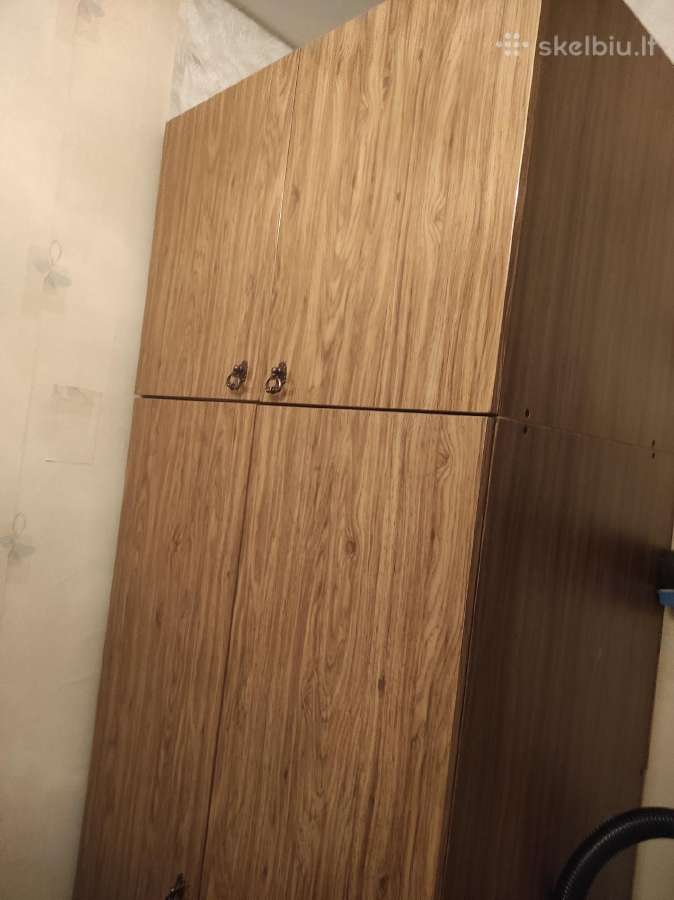 Dveju duri spintas su antresoliais.