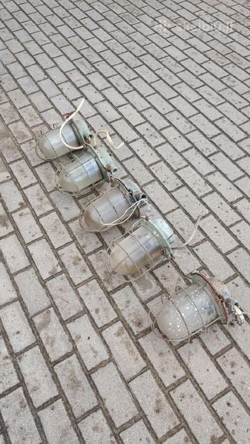 Industrinio stiliaus seni šviestuvai.