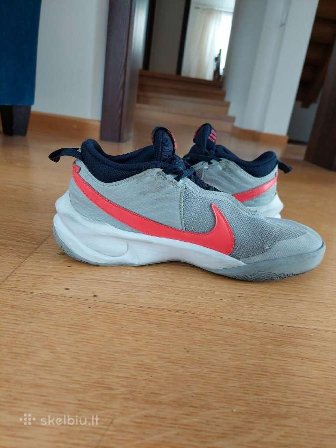 Parduodami 40 išmeros Nike sportbačiai