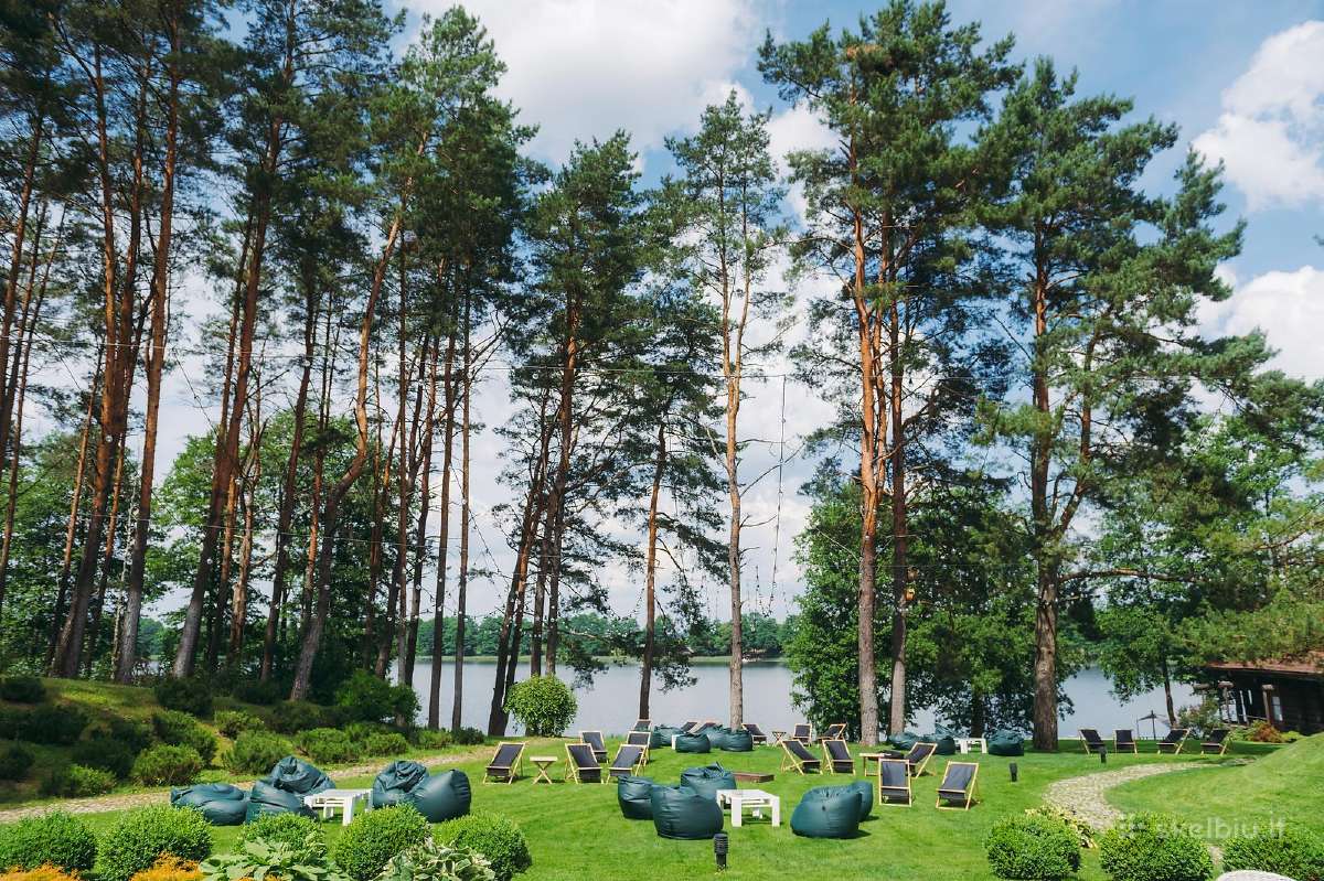 Sėdmaišių, gultų (šezlongų) ir staliukų nuoma